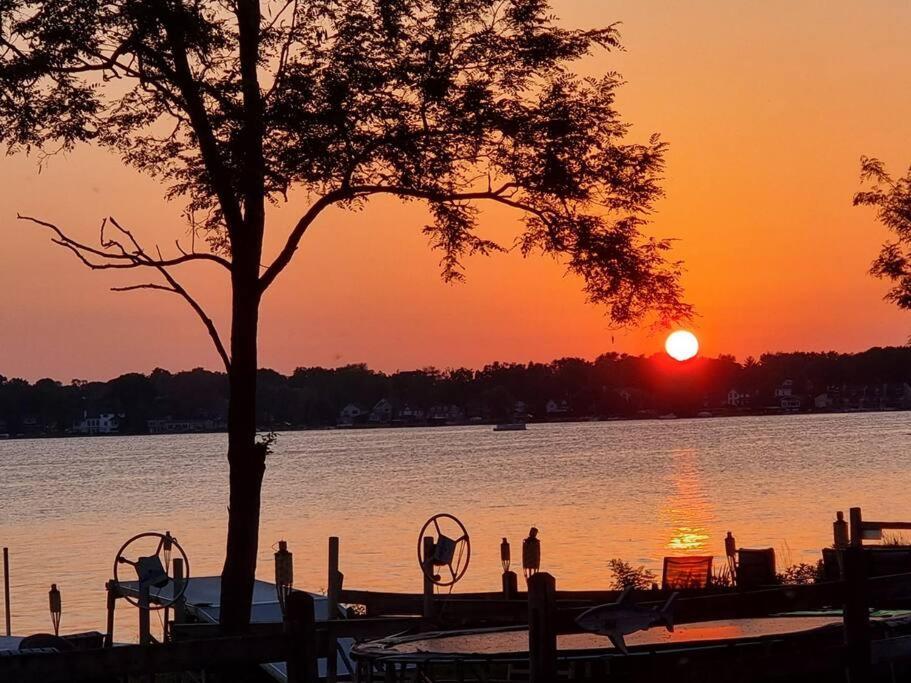 Charming And Happy Walled Lake Mi Cottage ノービ エクステリア 写真