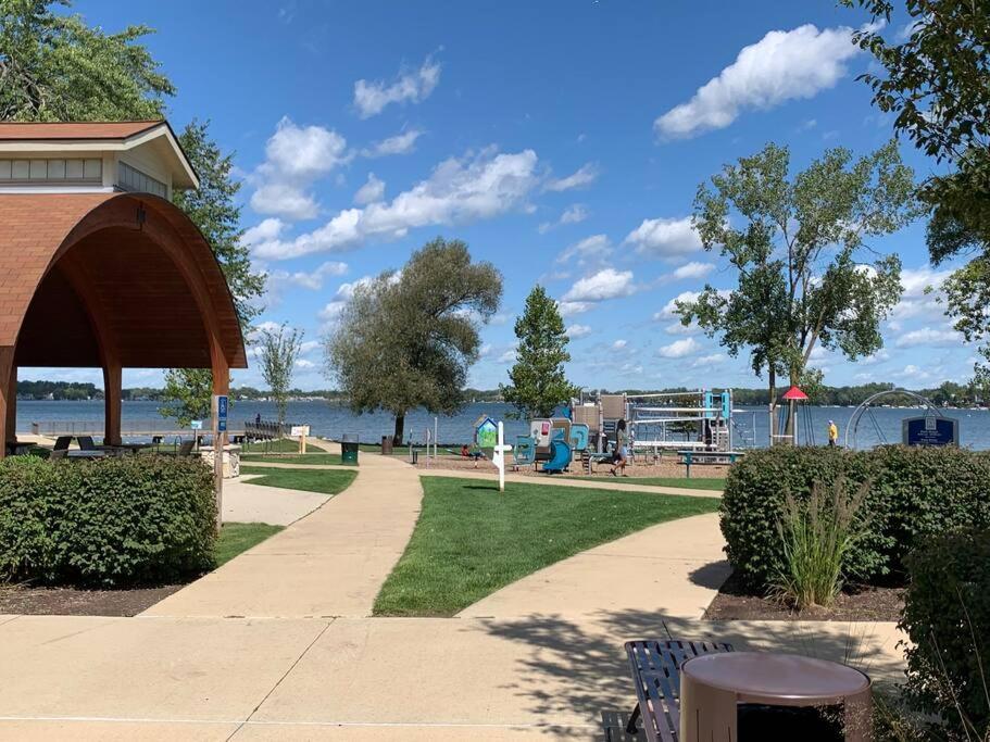 Charming And Happy Walled Lake Mi Cottage ノービ エクステリア 写真